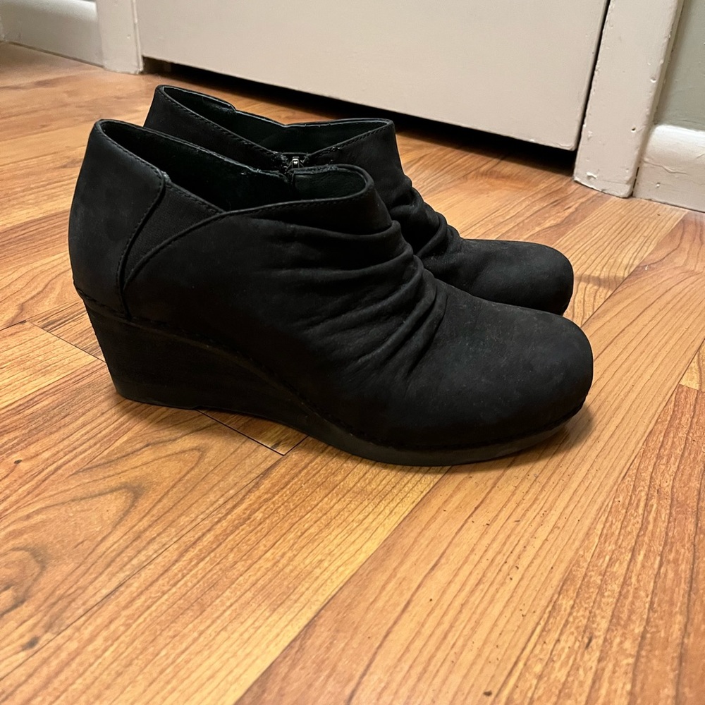 Womens Dansko black leather shoes.
